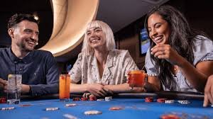 Antarmuka meja Infinite Blackjack langsung di dewajp775 dengan dealer profesional, pemain lain, dan statistik tangan real-time